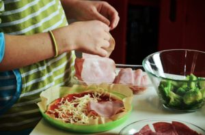 kids cooking pizza - pixaby