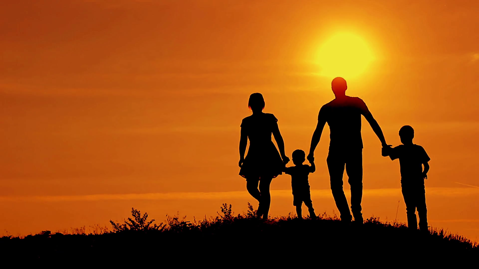 silhouettes-of-happy-family-running-on-a-sunset